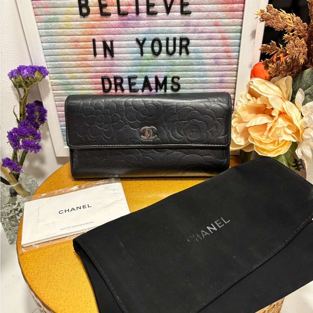 🌺Chic Chanel Camellia Black and Silver Wallet 🩶🖤